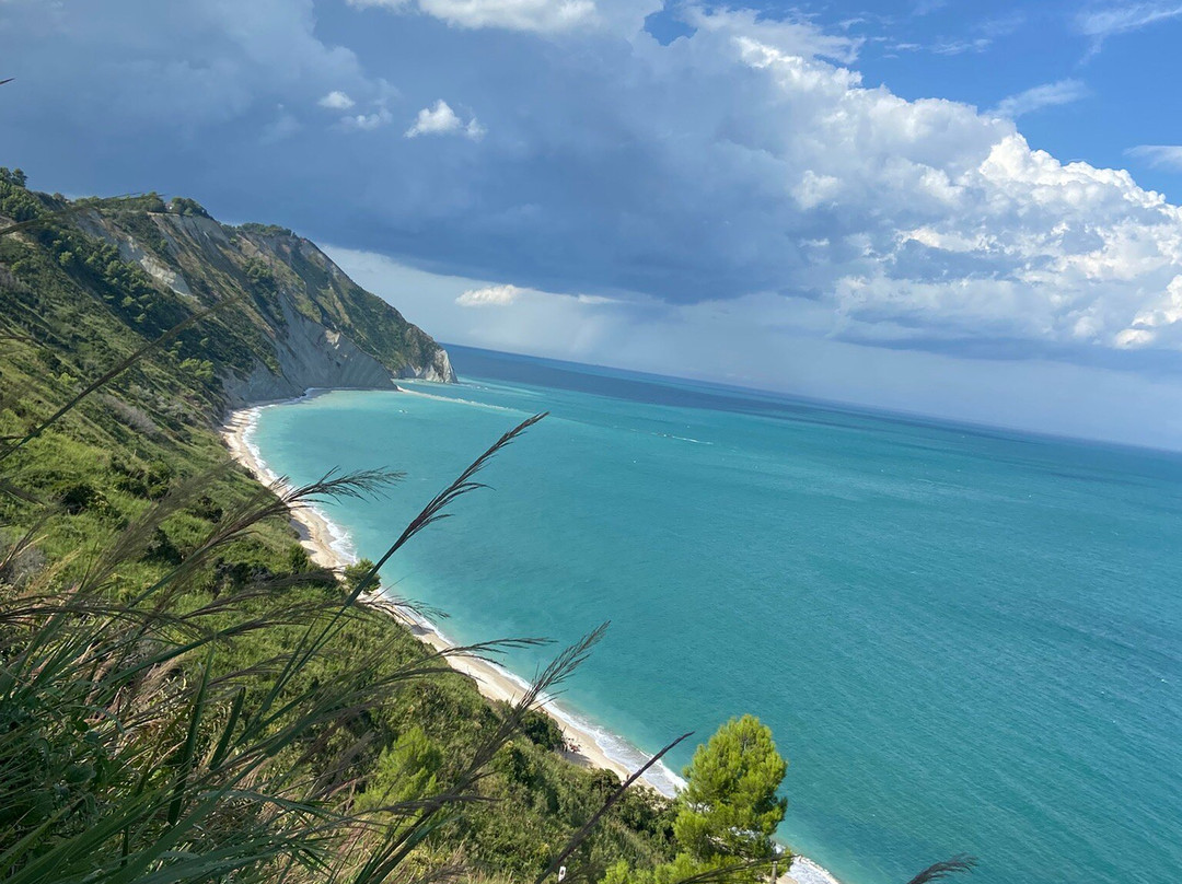 Spiaggia Mezzavalle-安科纳必去景点