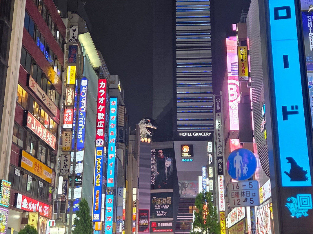 新宿哥斯拉等比头雕-Kabukicho必去景点