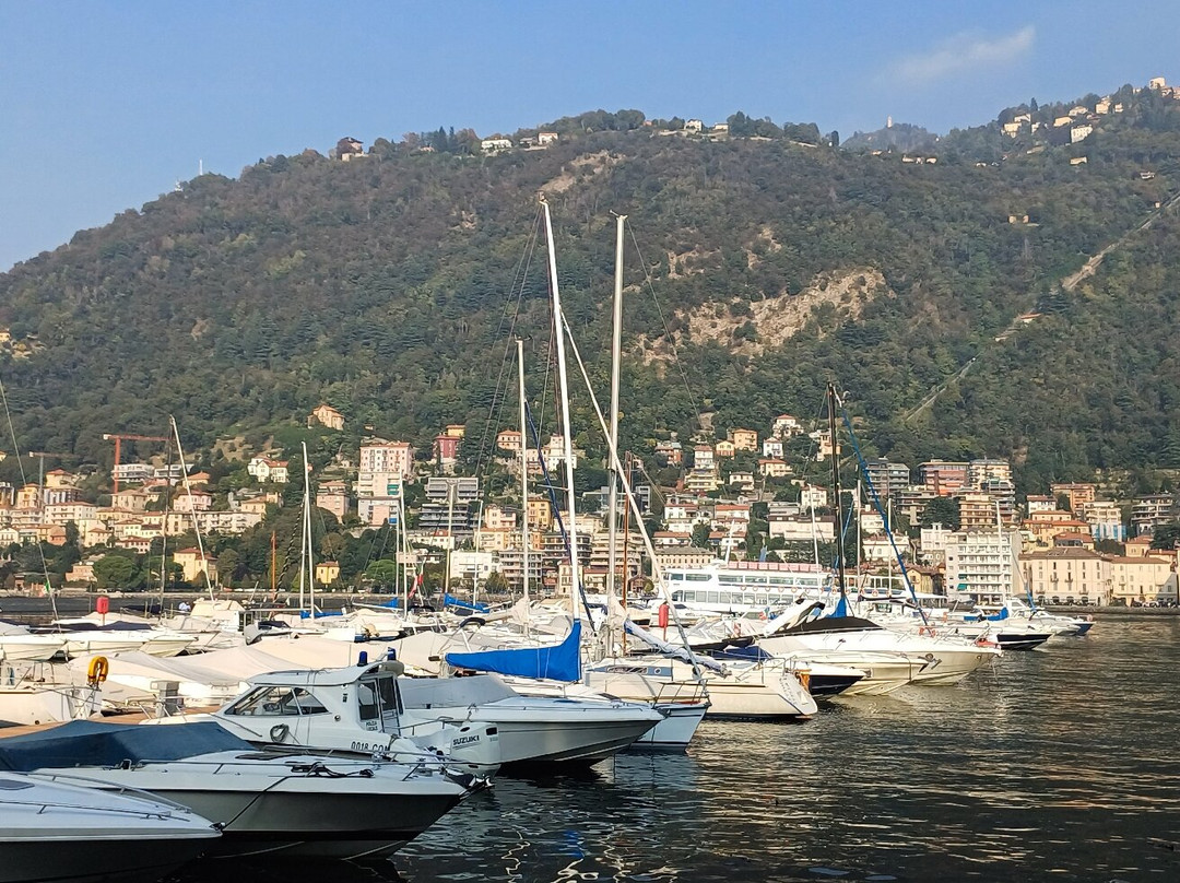 Lungolago da Como centro a Villa Olmo