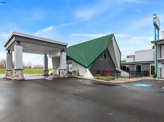 Wingate By Wyndham Geneva At Spire Academy