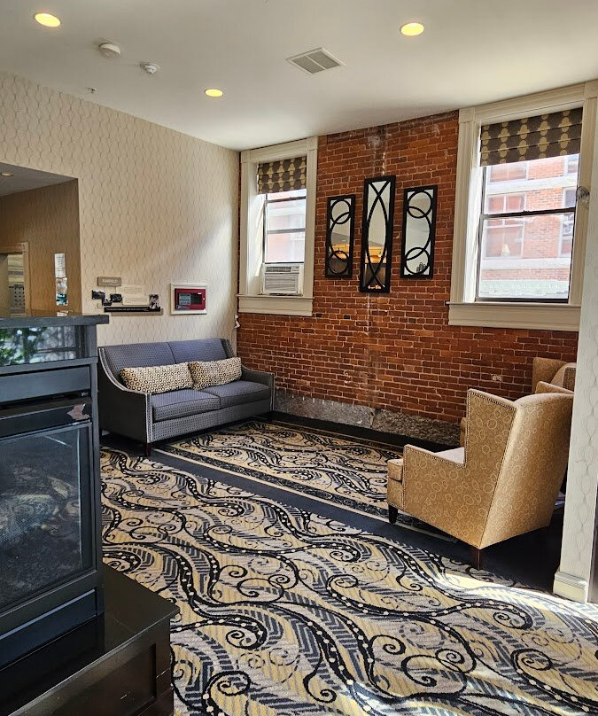 基恩市中心万枫套房酒店主图