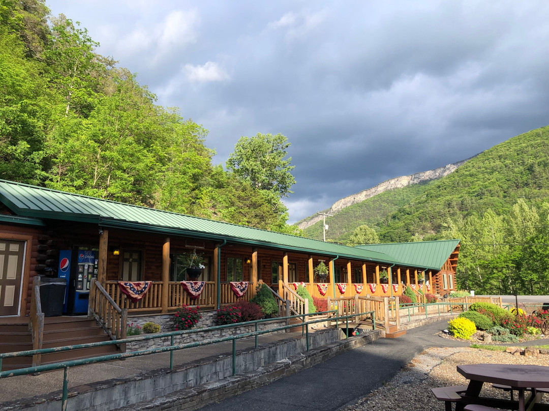 Smoke Hole Caverns & Log Cabin Resort主图