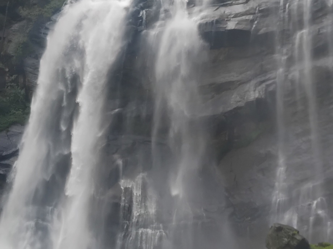Bomburu Ella Waterfall-奴娃拉伊利雅必去景点
