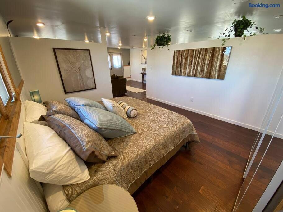 Roof-top stay, king-size bed, views of Loveland