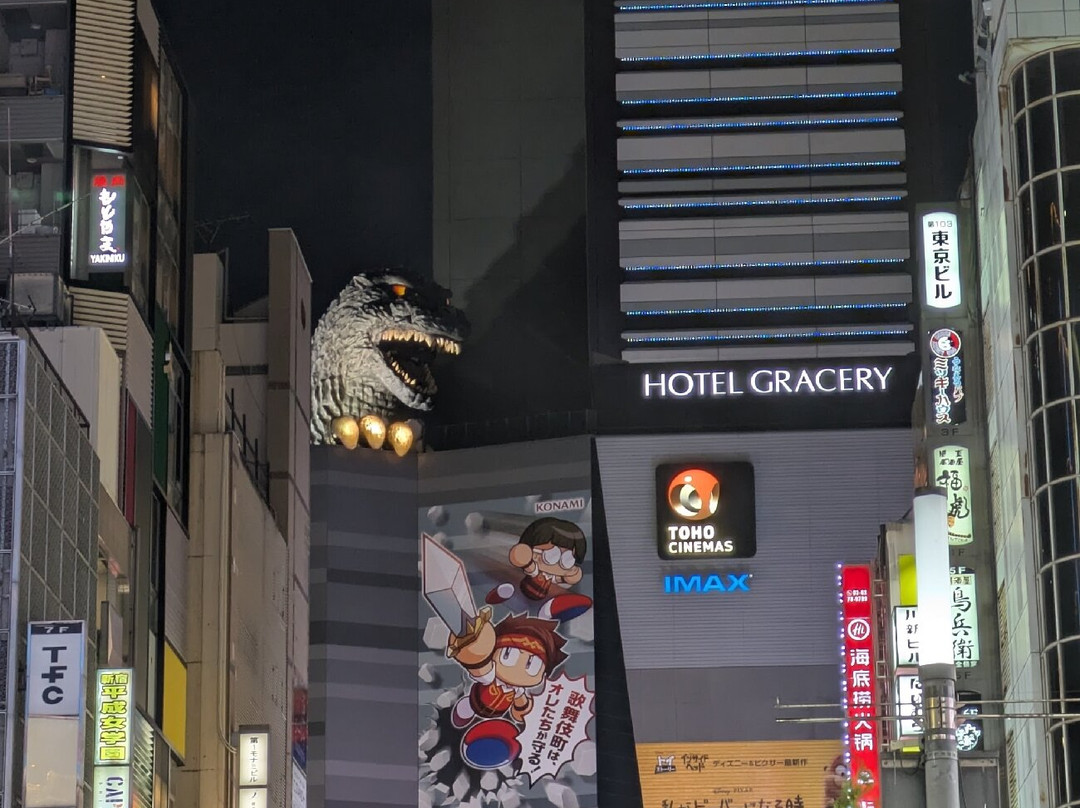 新宿哥斯拉等比头雕-Kabukicho必去景点