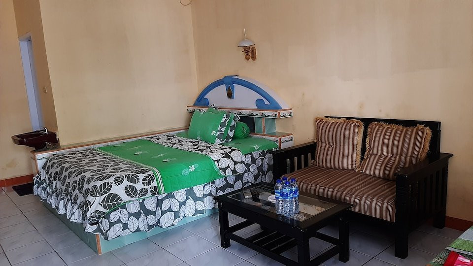 SPOT ON 1896 Hotel Mahkota Pantai