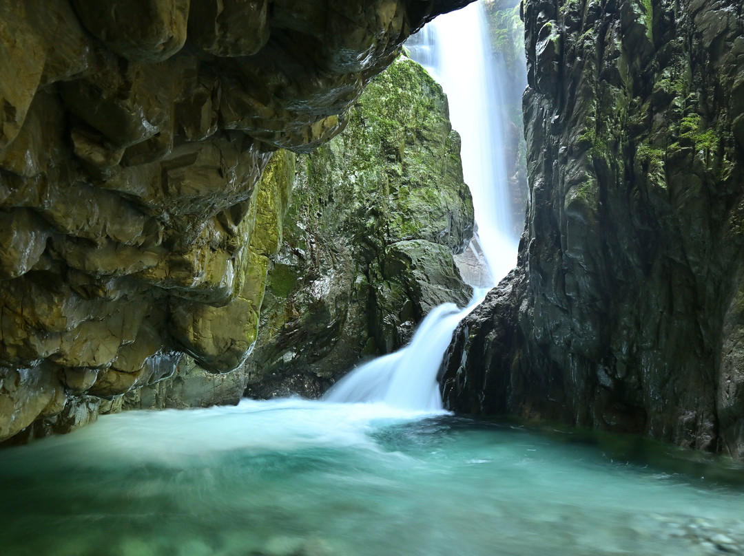 Ueuo Waterfall景点图片