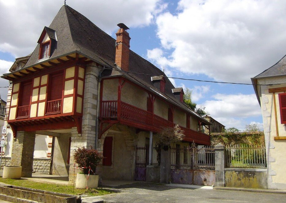 Maisons Avancées Sur Piliers De Pierre景点图片
