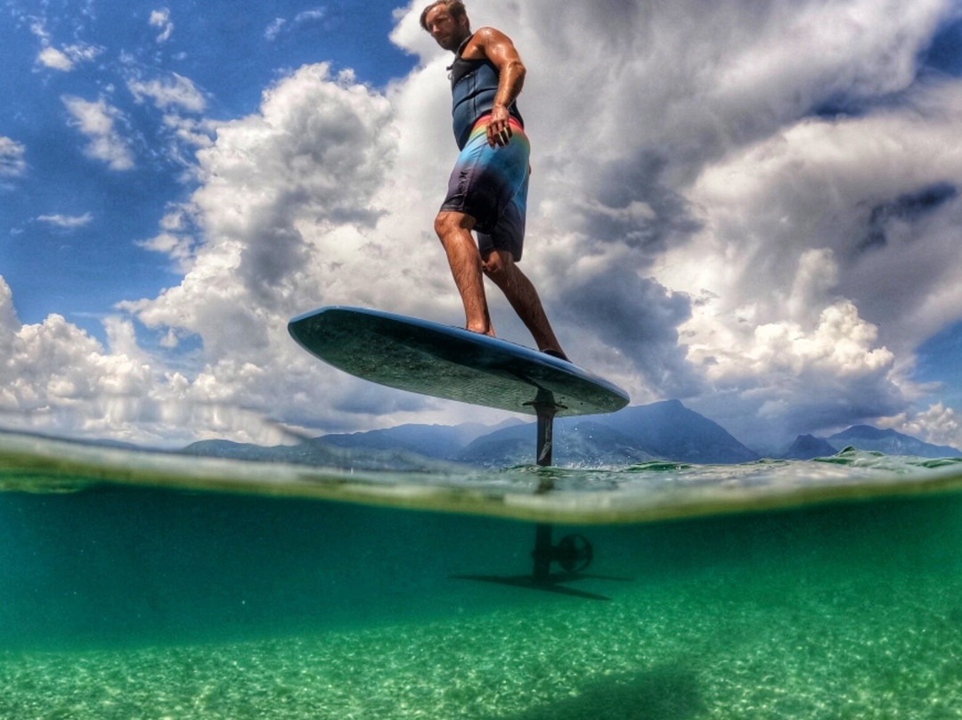 Lago di Garda efoil (electric flying surfboard) private lessons-Manerba del Garda必去景点