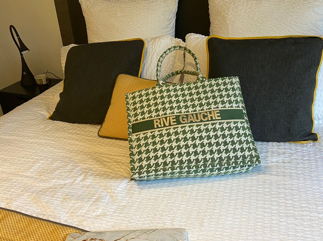 A l'Ombre des Pins主图