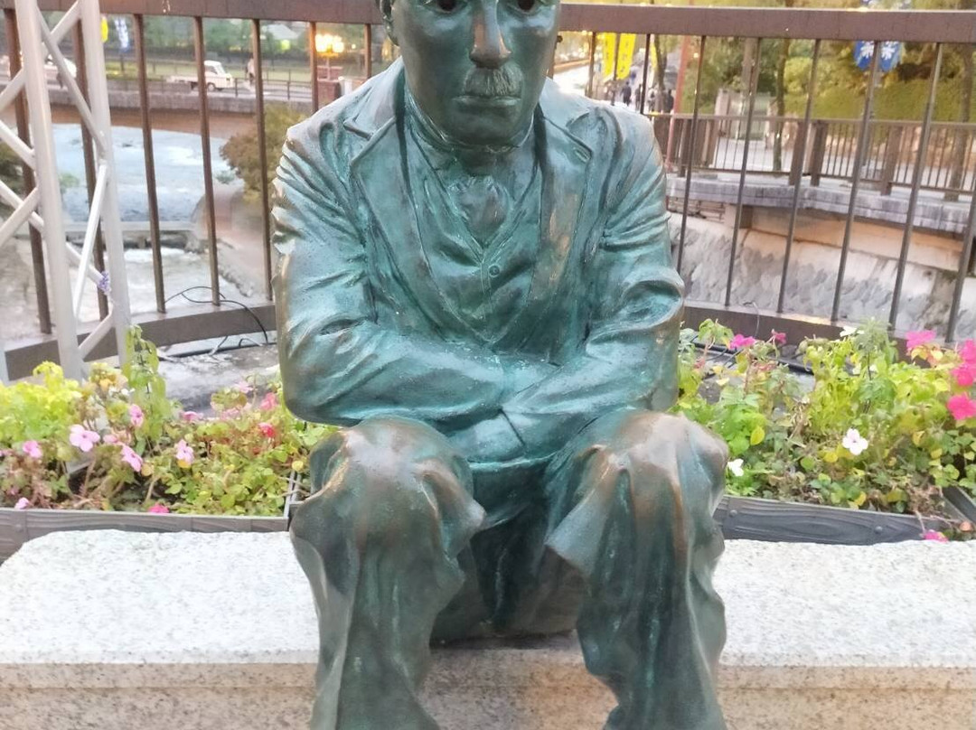 Statue of Charlie Chaplin-下吕市必去景点