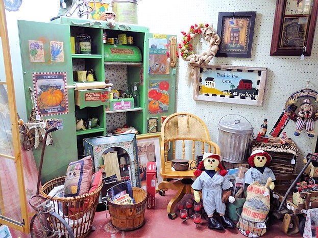 Sisters Antiques LLC景点图片