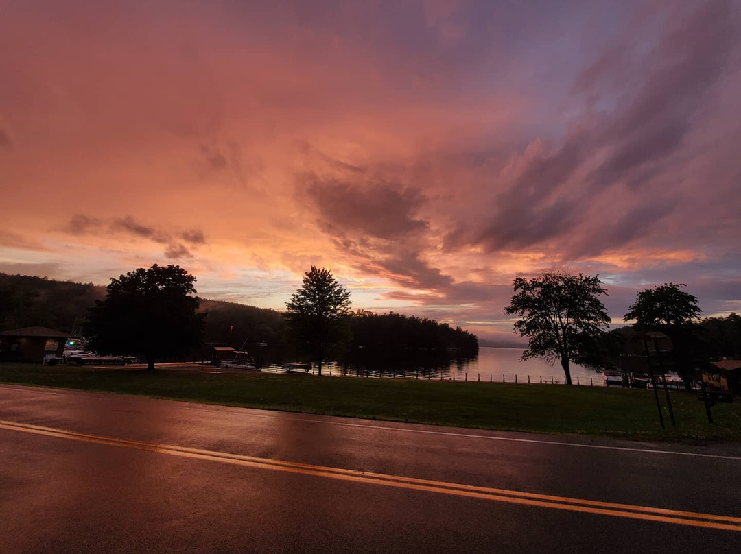 Bayside Resort Lake George主图