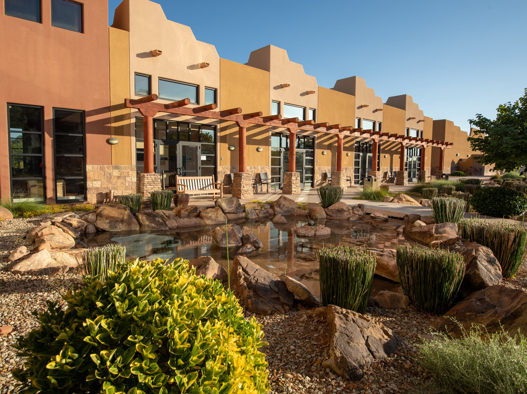 孟科匹传统套房酒店主图