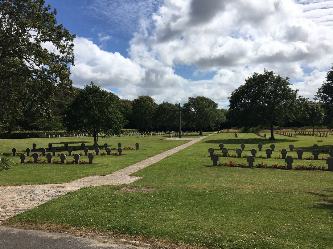 Favrlund Gravlund (War cemetery)-艾斯堡必去景点