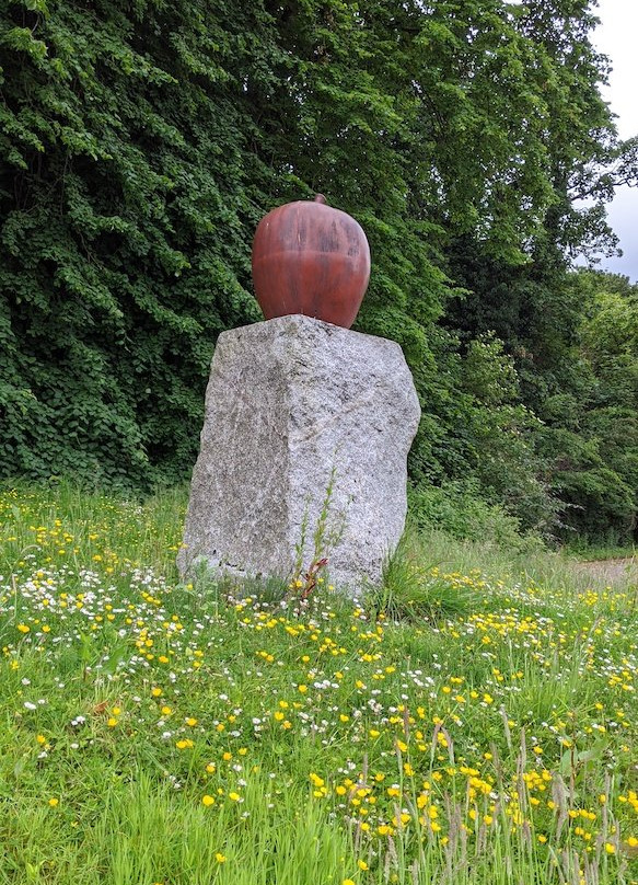 Apples Sculpture By Nina Saunders景点图片