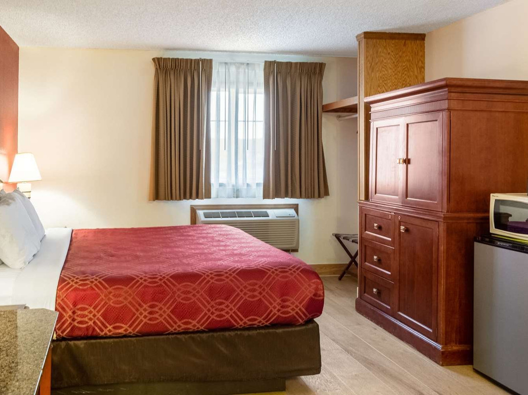 Econo Lodge Inn & Suites Madras Chateau Inn主图