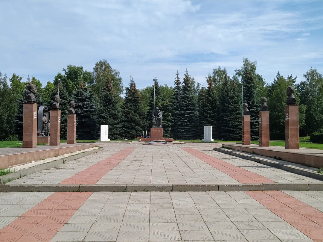 Memorial Ensemble the Soldier's Thinking-Oktyabrsky必去景点