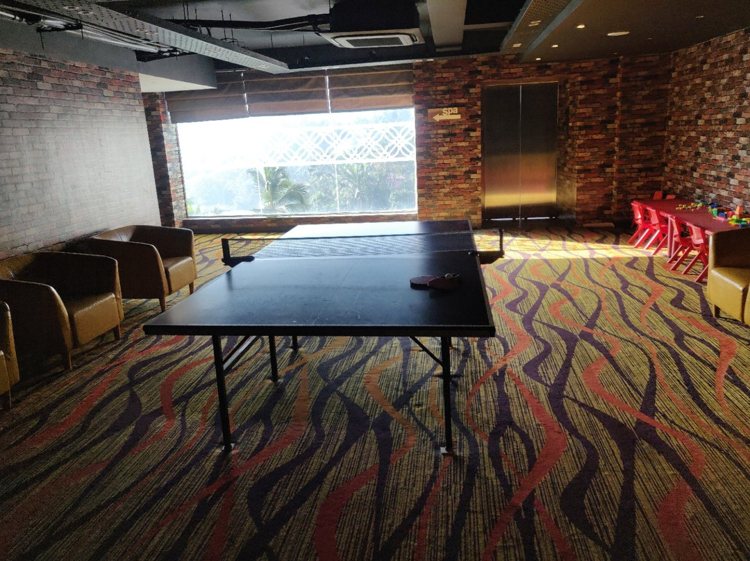 The Golden Crown Hotel主图