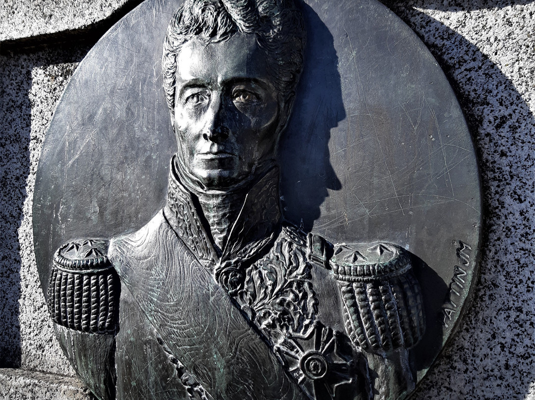 Monument à l'Amiral Jacob-Livry-Gargan必去景点