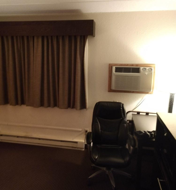 First American Hotel & Suites主图