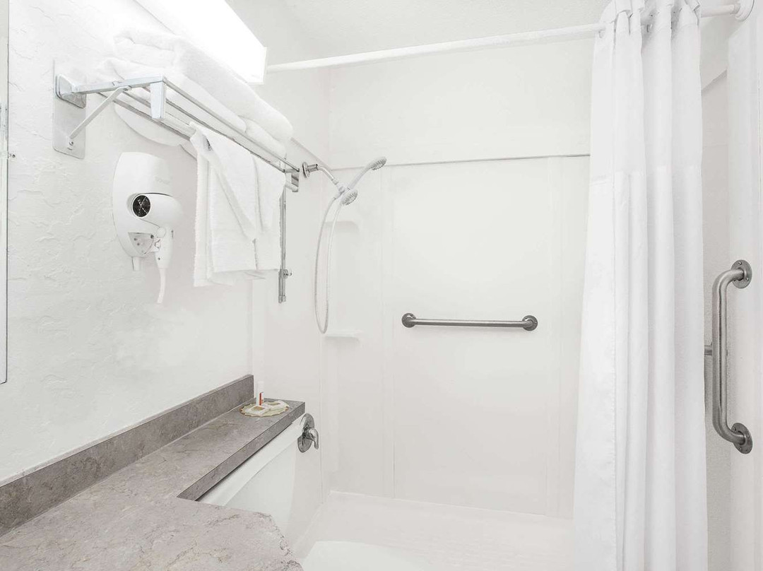 Travel Inn & Suites主图