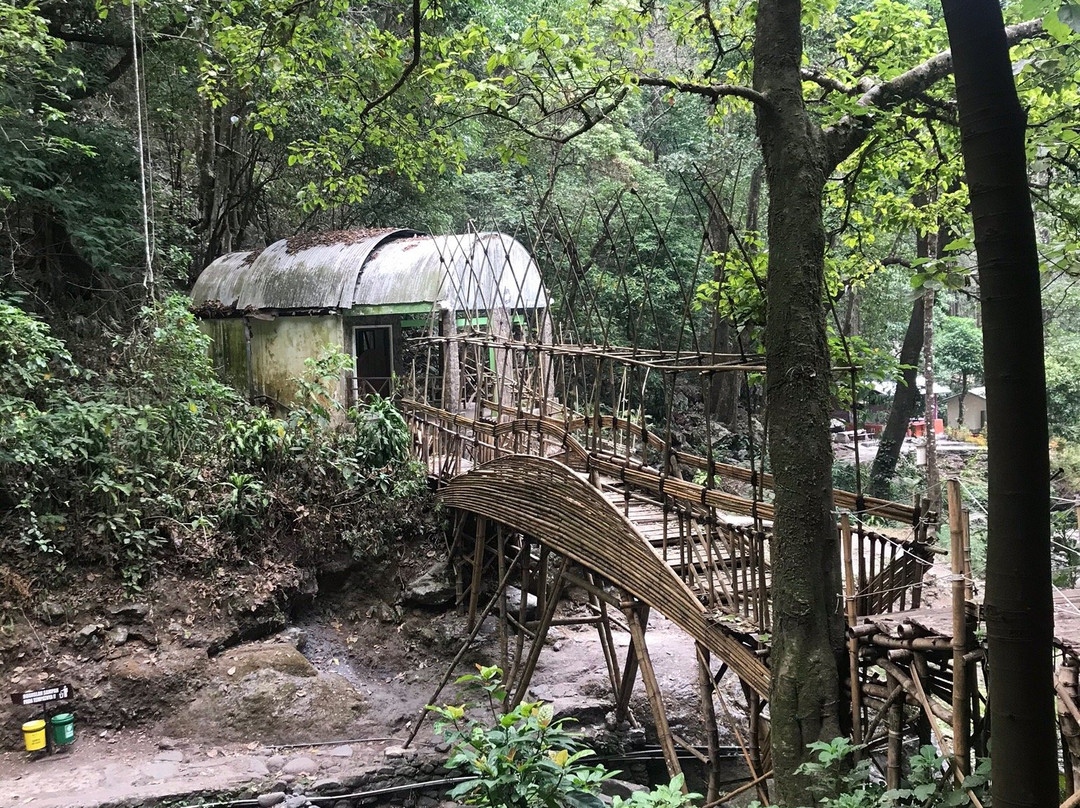 Kakek Bodo Waterfall景点图片