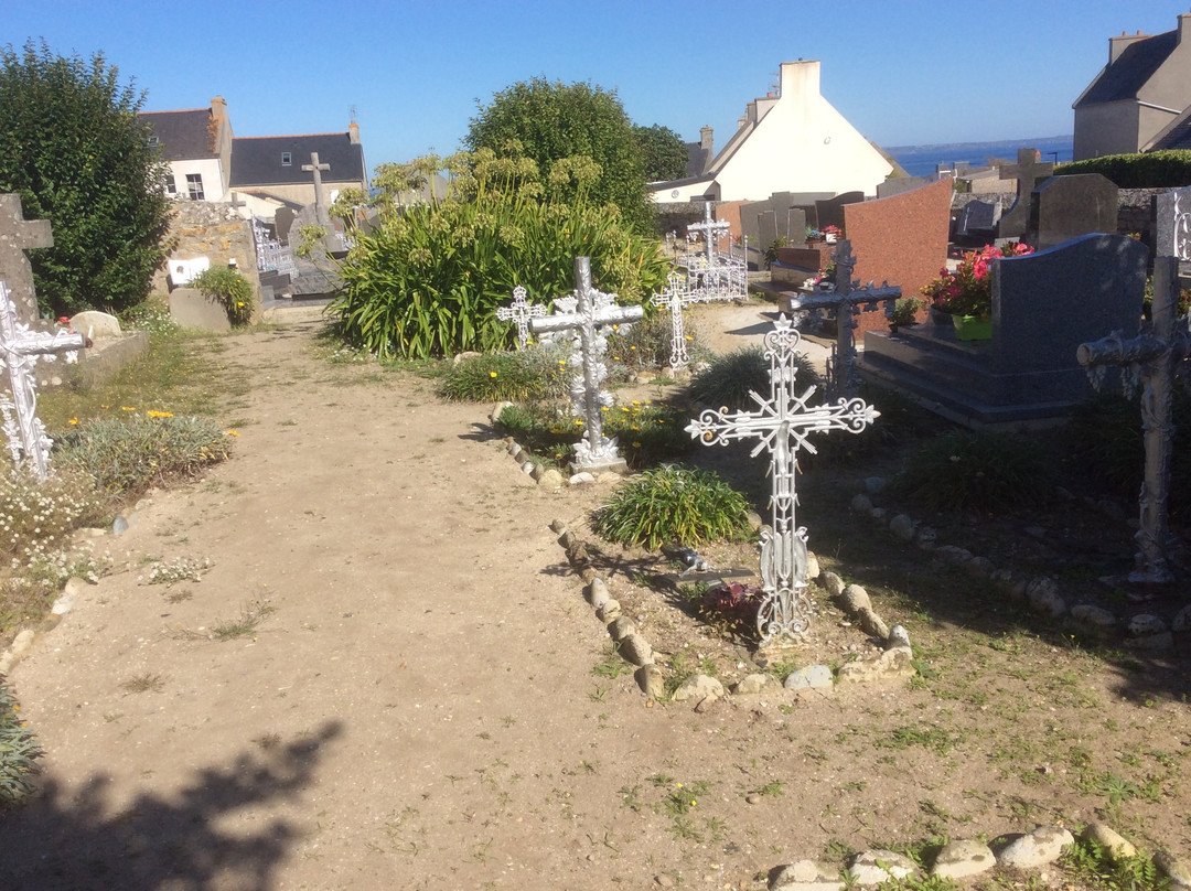 Eglise Saint Ronan et citerne des Anglais