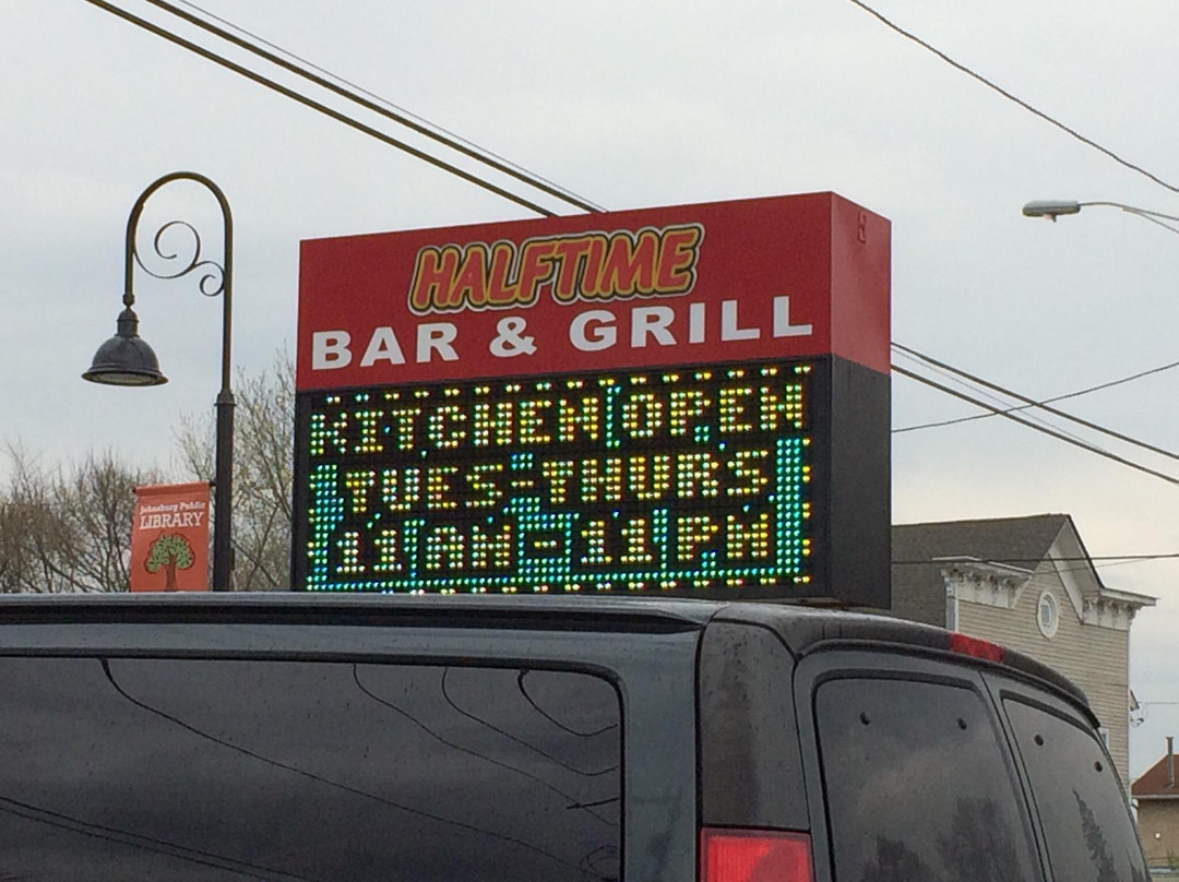 Johnsburg旅游景点-Halftime Bar and Grill Sand Volleyball