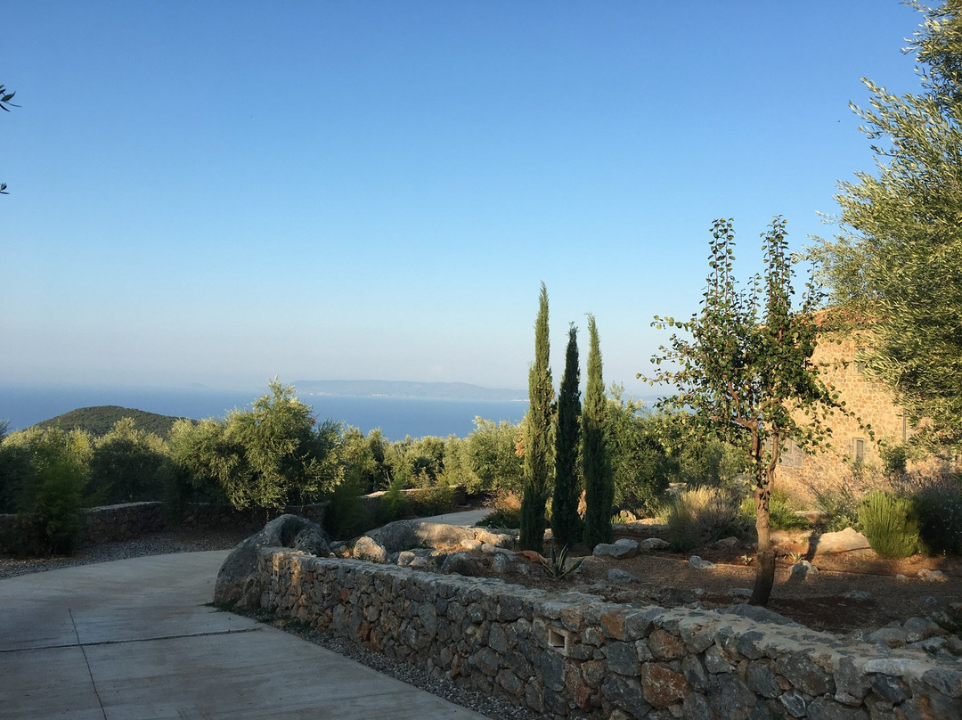 Zen Rocks Mani Retreat主图