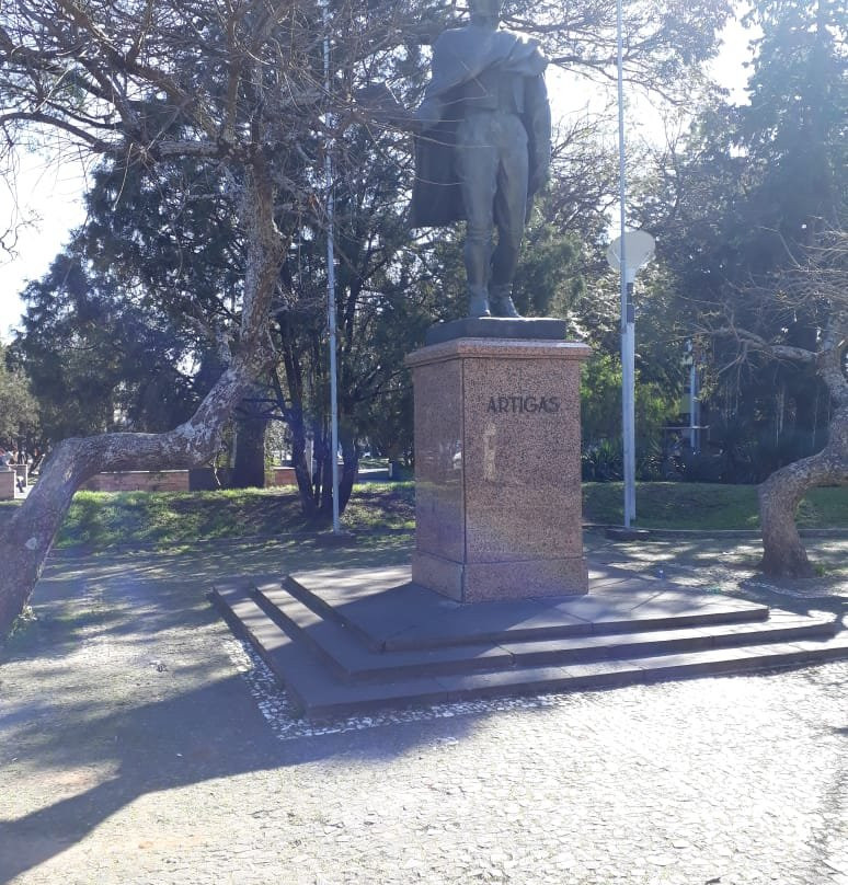 Plaza Artigas-Rivera必去景点