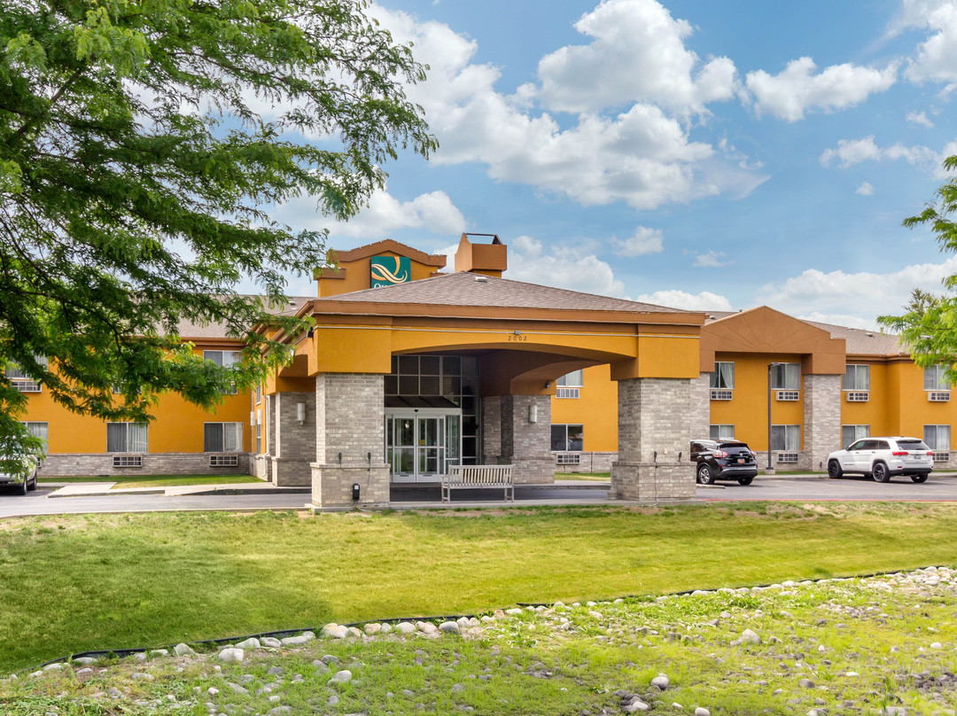 Quality Inn Logan Near University主图