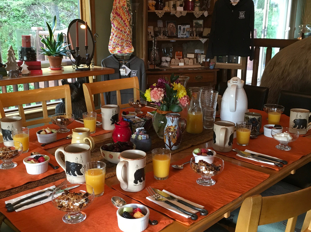 Two Bears Inn Bed & Breakfast主图