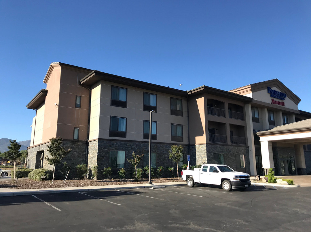 特哈查比费尔菲尔德客栈&套房酒店主图