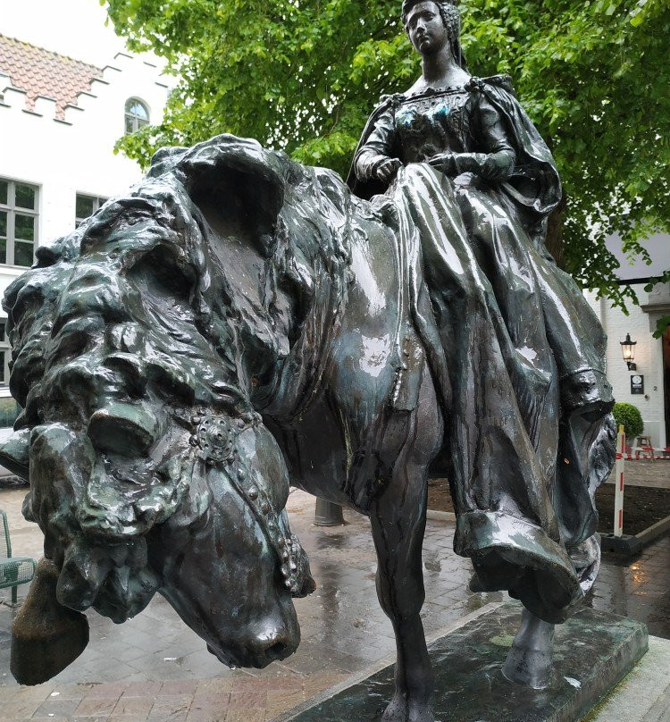 Mary of Burgundy Statue-布鲁日必去景点
