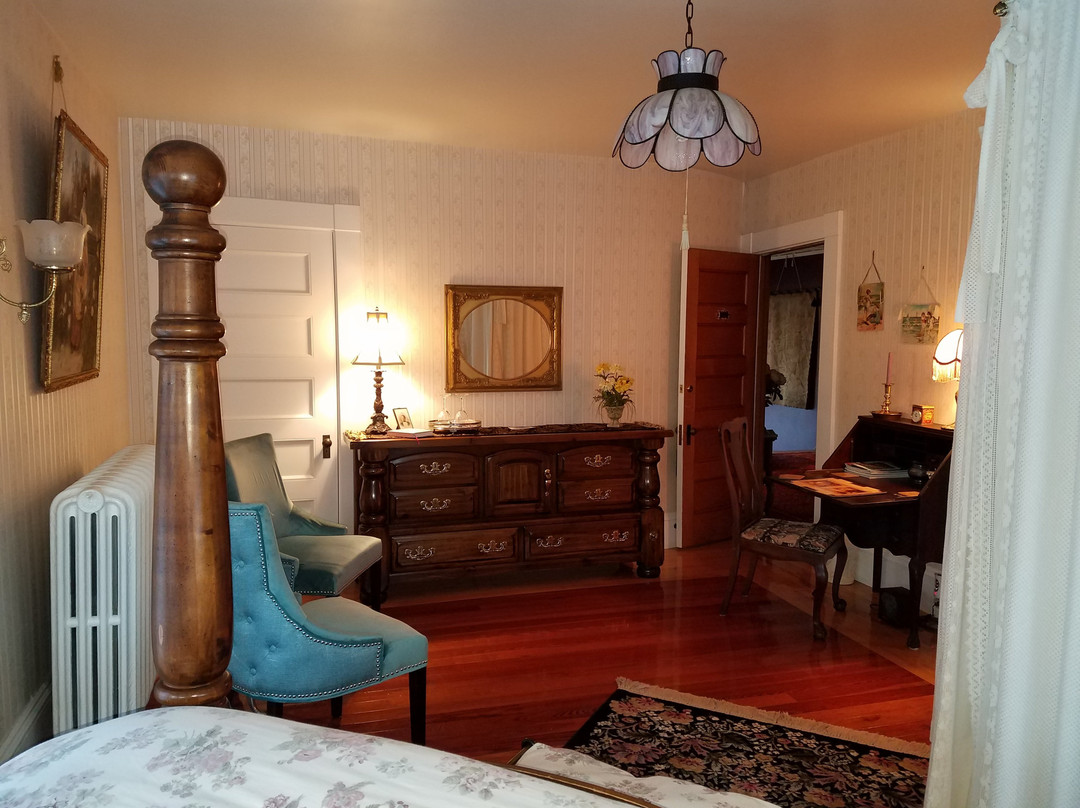 The Jeweled Turret Inn主图