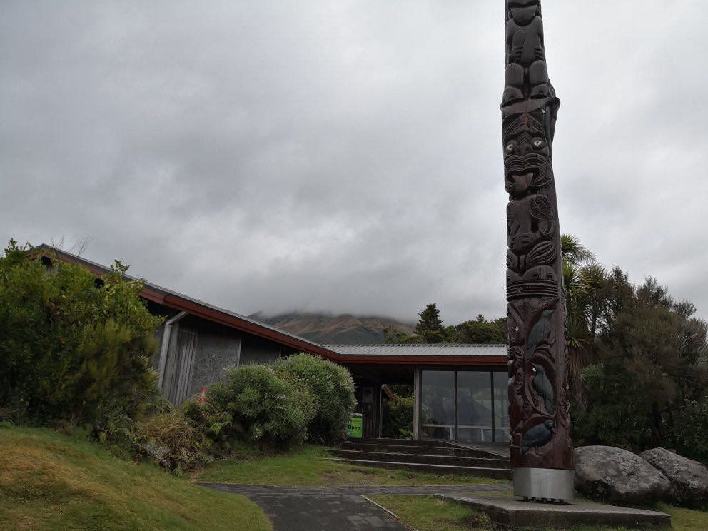 Dawson Falls Visitor Center景点图片