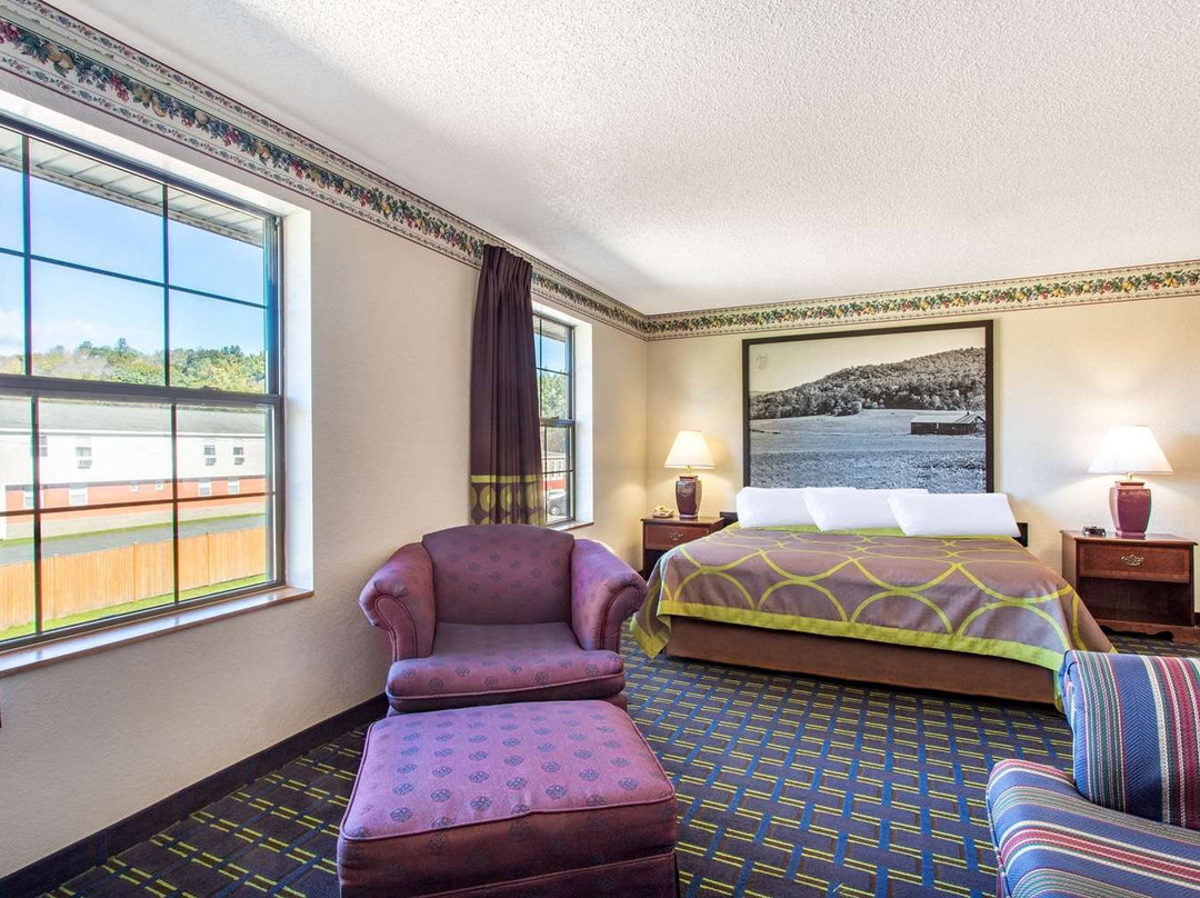 李/伯克夏/折扣店区速8酒店主图