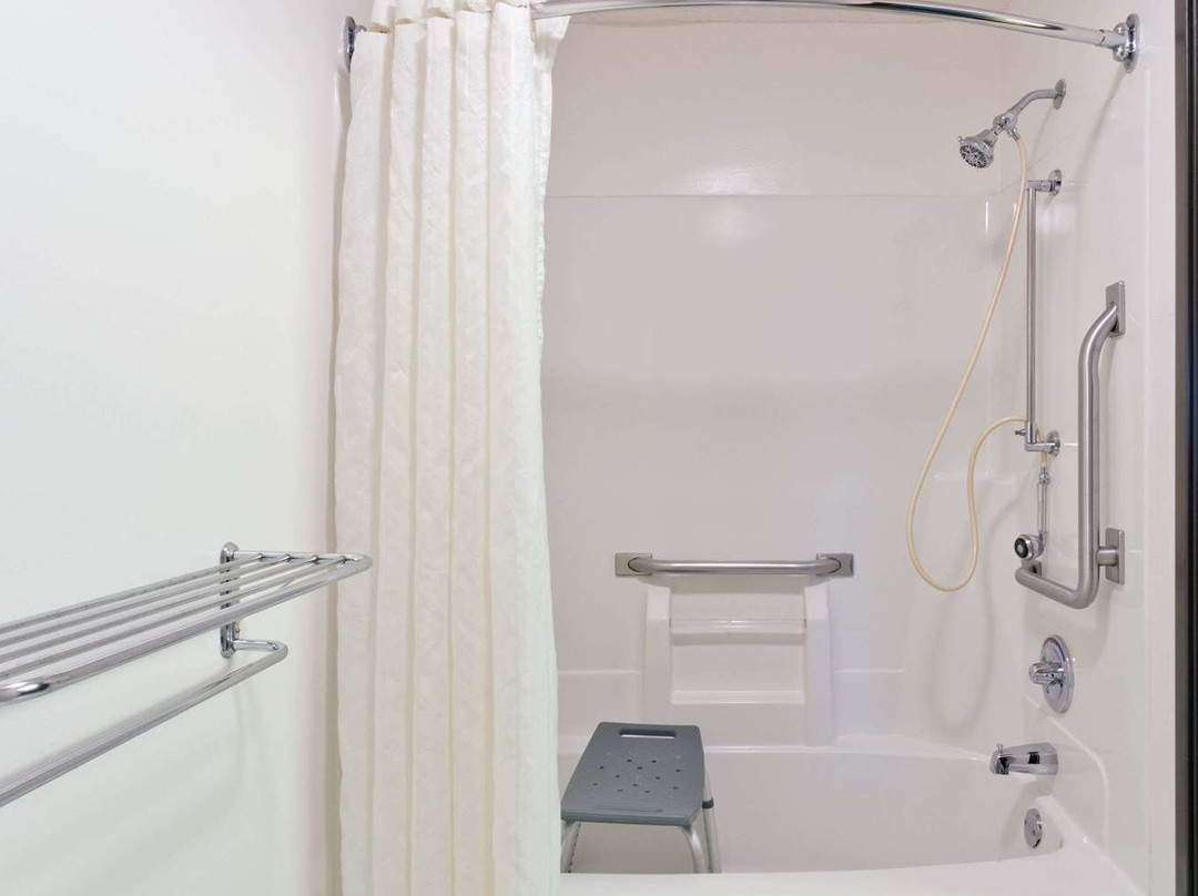 罗谢尔速8酒店主图