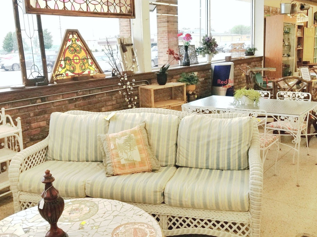 Antiques & Uniques景点图片