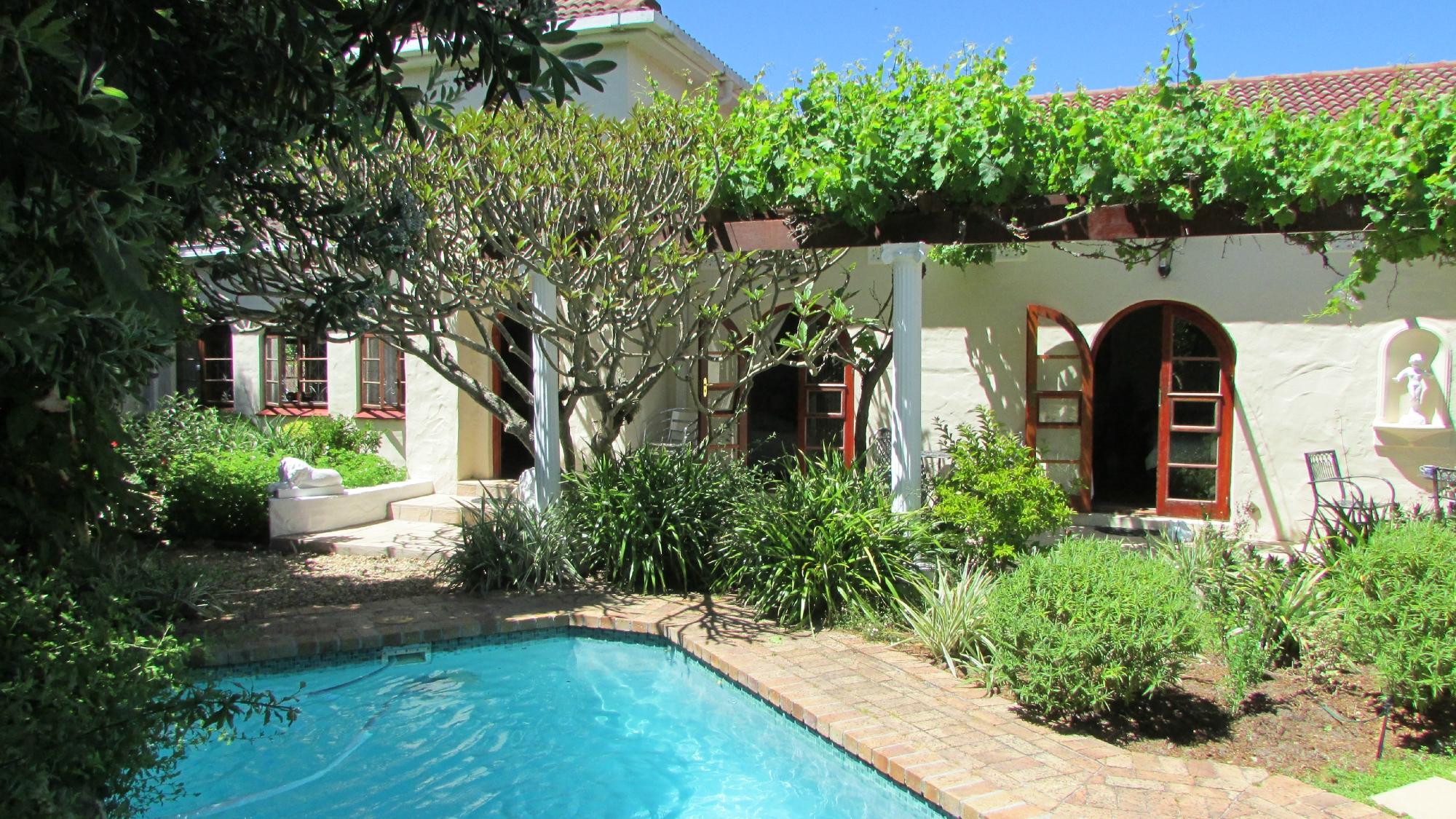Tiana Guest House-泳池