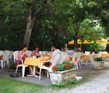 Wolfpassing an der Hochleithen餐馆和美食-Restaurant Schloßkeller Bockfließ