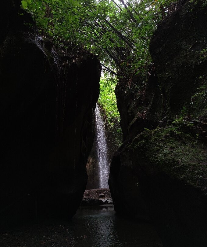 Krisik Waterfall-Tembuku必去景点