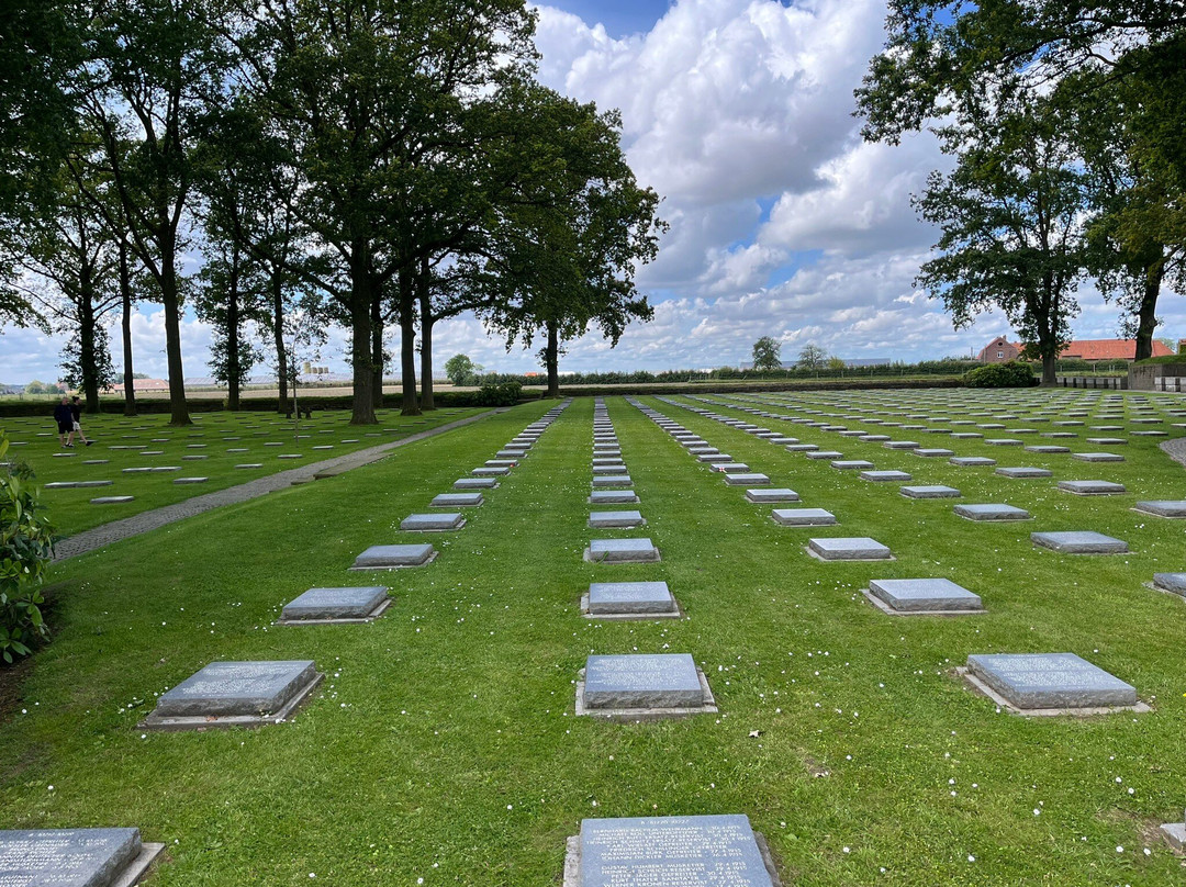 Langemark Cemetery景点图片
