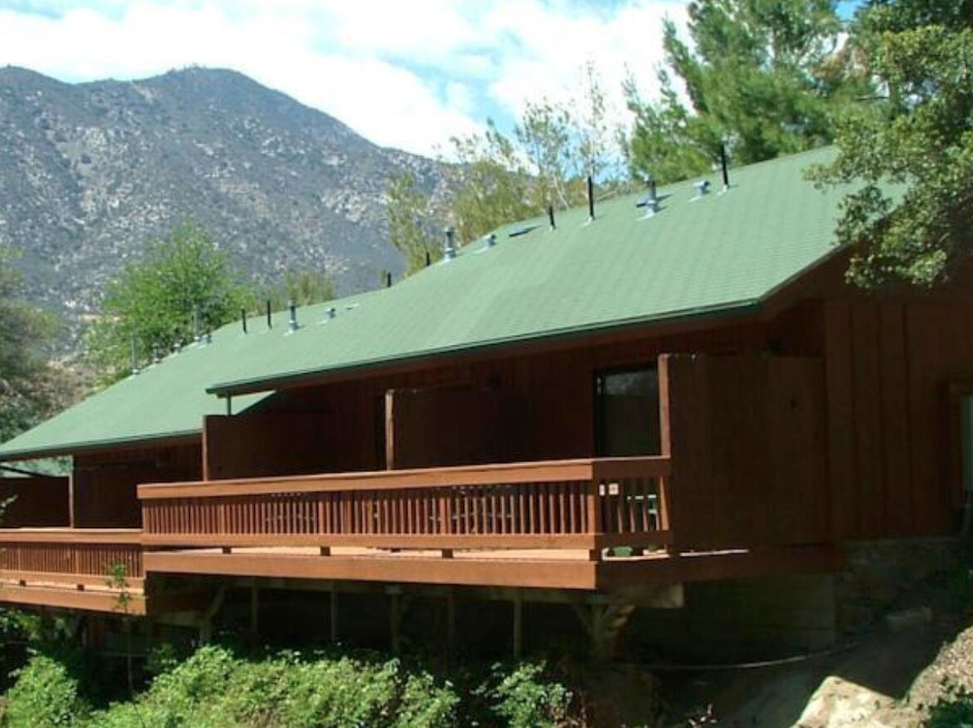 Whispering Pines Lodge主图