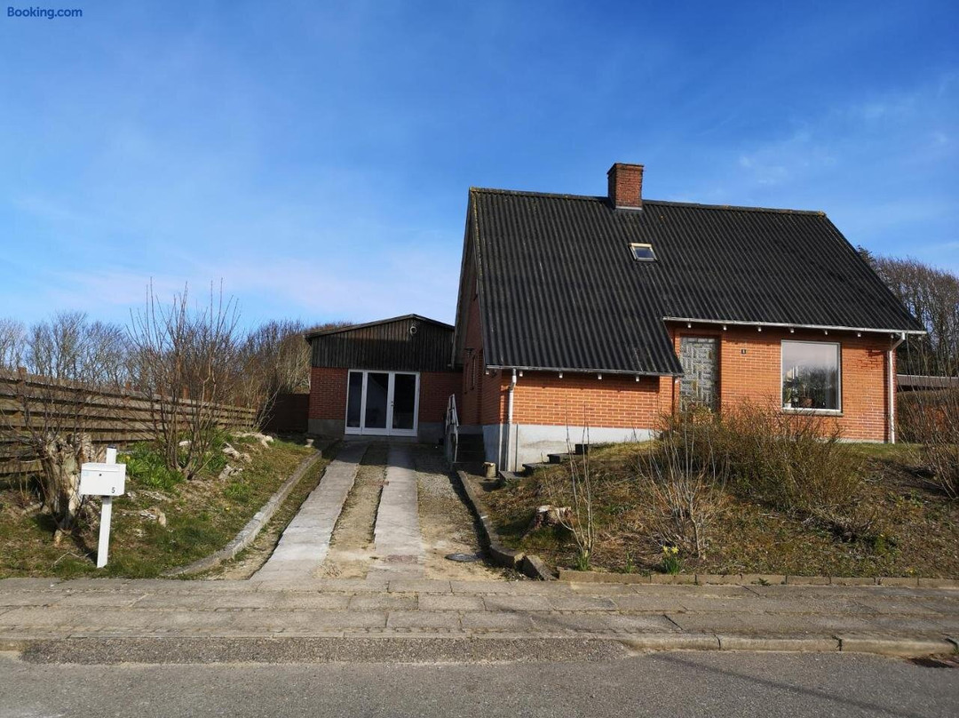 Logi I Hus Med Kunst Og Have