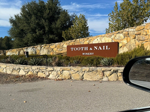 Tooth and Nail Winery-帕索罗布尔斯必去景点