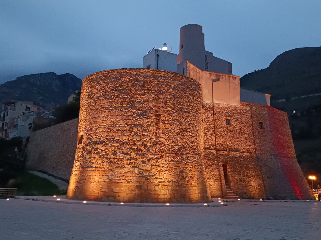 Castello Arabo Normanno-戈尔福海堡必去景点