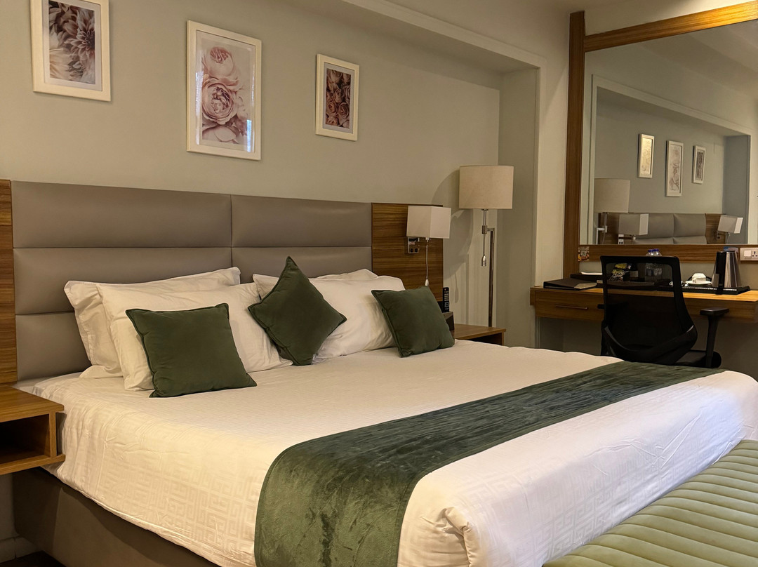 Monarch Park View Hotel主图