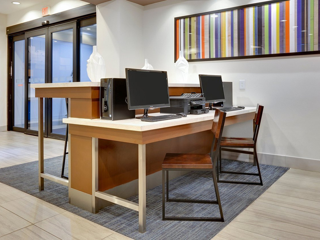 Holiday Inn Express & Suites Denton North By IHG主图